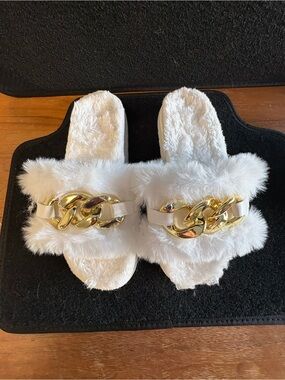 Women’s White Faux Fur Slide Slippers Gold Chain Accent Size 43 NWOT
